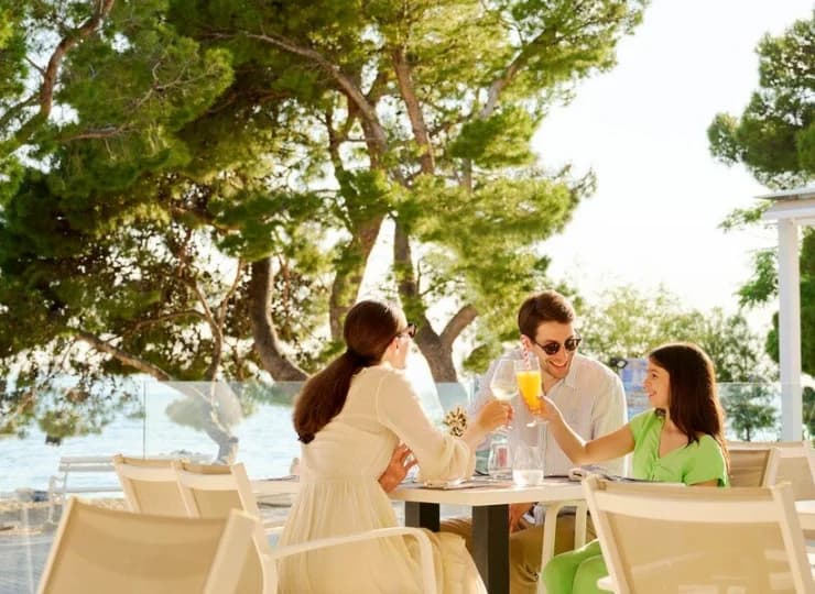 Restauracja ma też stoliki na tarasie, z widokiem na morze