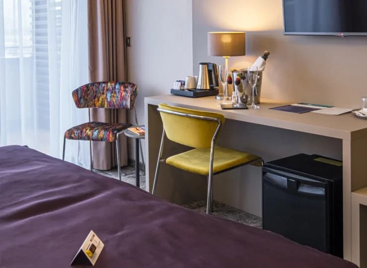 Wśród udogodnień minibar, zestaw do parzenia kawy i herbaty, sejf, TV, wifi