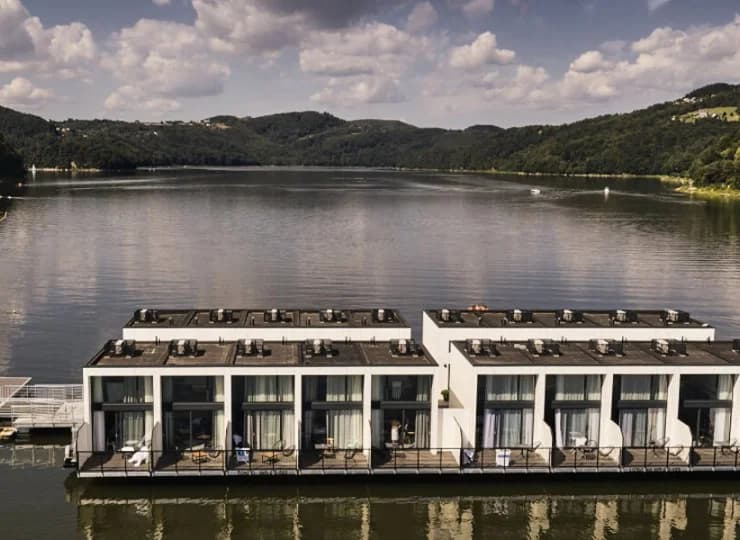 Lemon Resort umożliwia nocleg wprost na tafli Jeziora Rożnowskiego