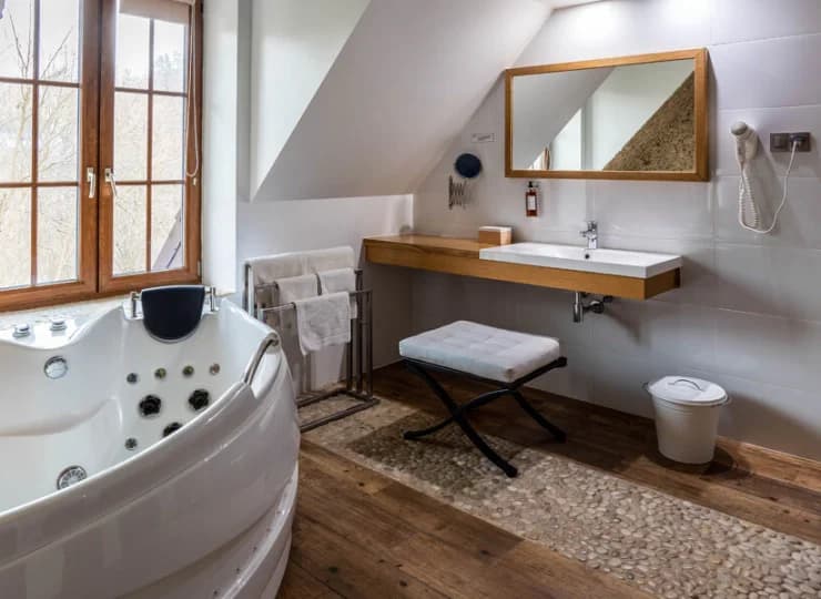 Znajduje się w niej jacuzzi i sauna