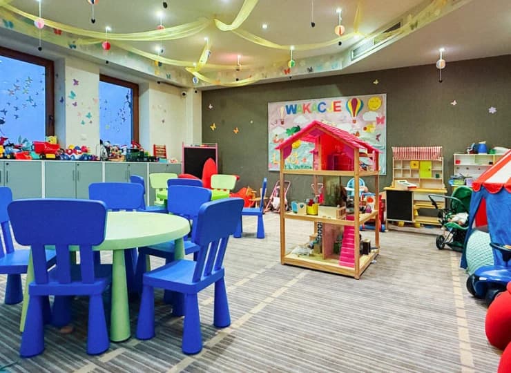 Sala jest przestronna i kolorowa