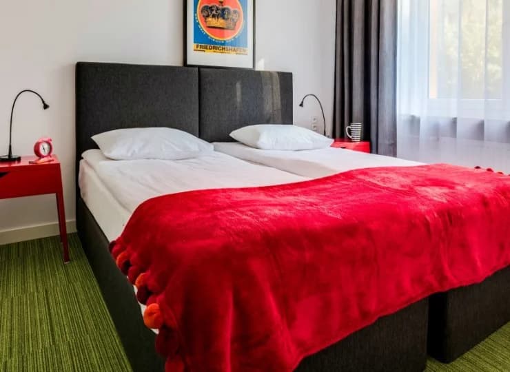 Pokoje są przestronne i zawierają elementy stylistyki cyrkowej
