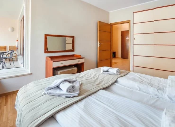 Kolorystyka jest utrzymana w jasnych barwach
