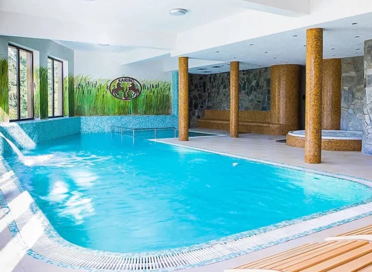 Hotel dysponuje strefą wellness z basenem, jacuzzi, saunami i strefą wypoczynku
