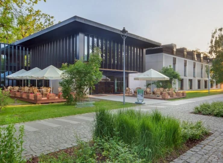 Nowoczesna architektura doskonale wpisuje się w zieleń Konstancina-Jeziorna