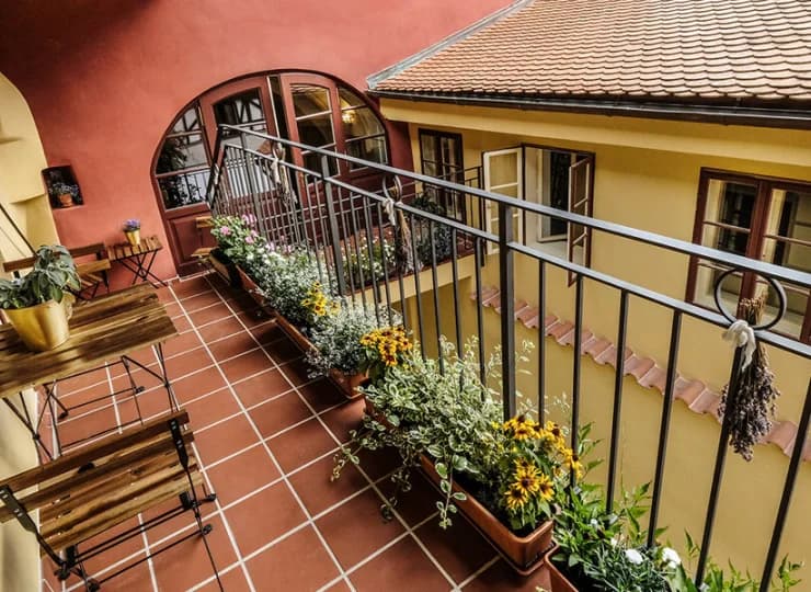 Niektóre pokoje mają wyjście na ukwieconą galerię