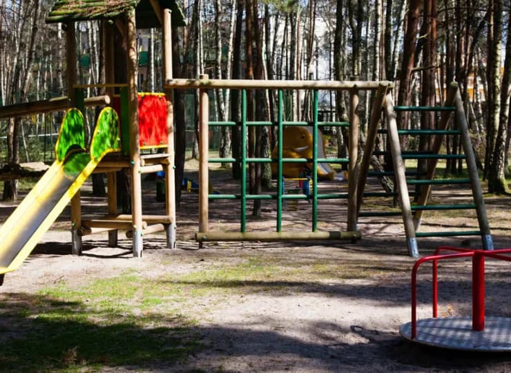 Oraz wspaniały zacieniony plac zabaw na świeżym powietrzu