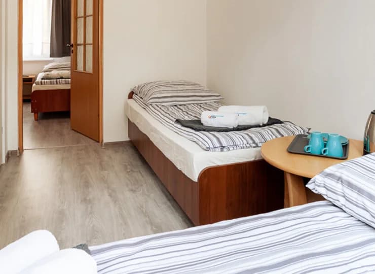 W bungalowach mieszczą się trzy pokoje z własnymi łazienkami