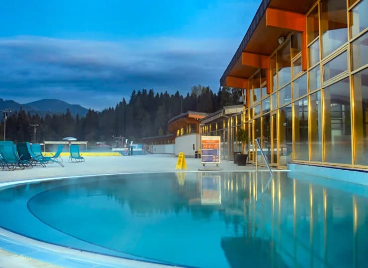 Resort mieści się w Tatrach Zachodnich 50 m od wyciągu narciarskiego