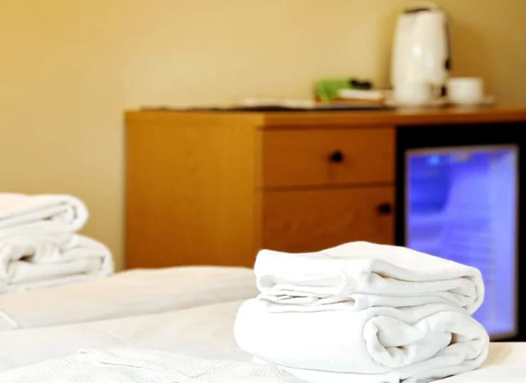 Przygotowano także mini lodówkę ułatwiającą pobyt