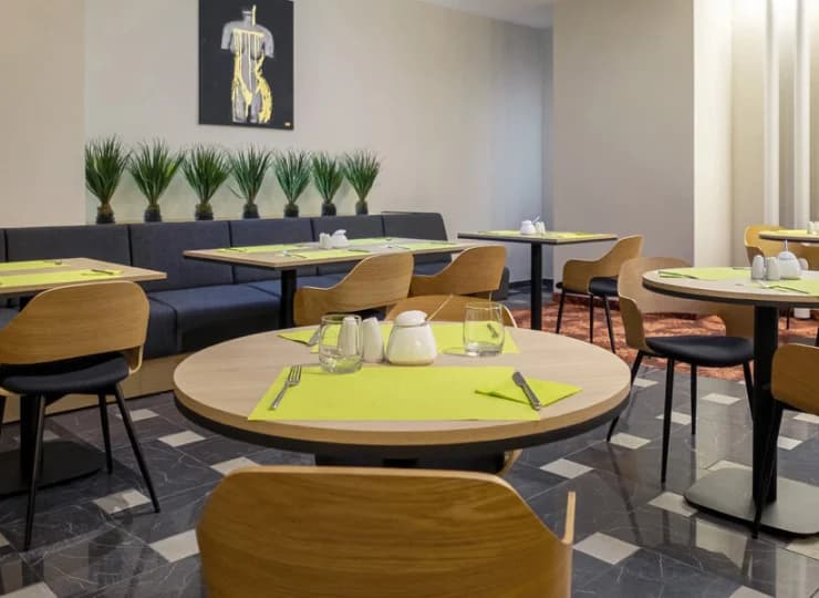 W hotelu mieści się drink bar oraz restauracja śniadaniowa