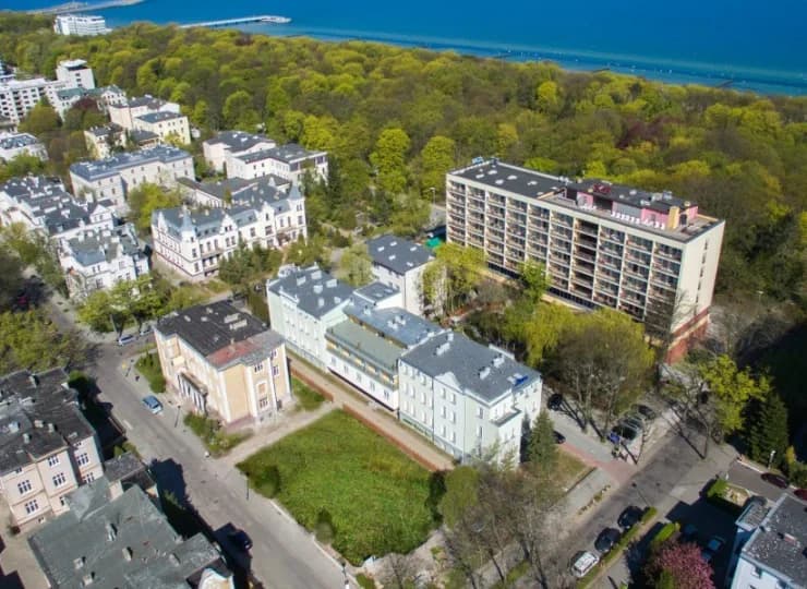 Hotel Zorza położony jest jedynie 100 m od kołobrzeskiej piaszczystej plaży