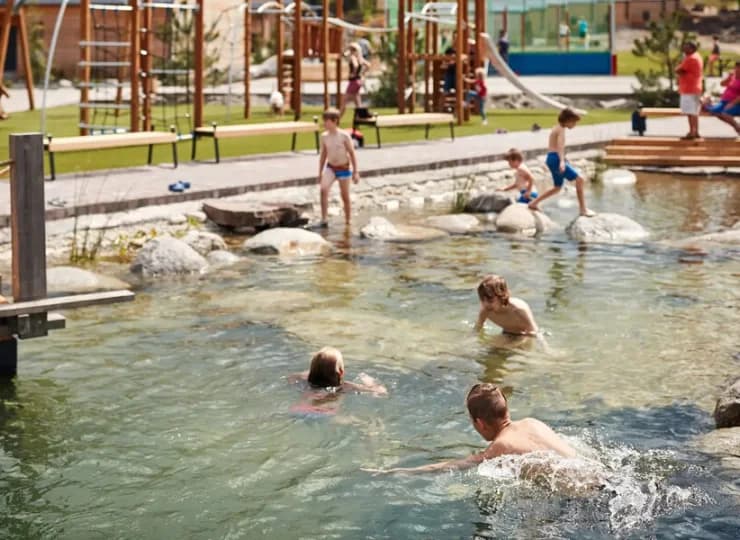 Obiekt oferuje różnorodne atrakcje dla rodzin z dziećmi, w tym bliskie naturze