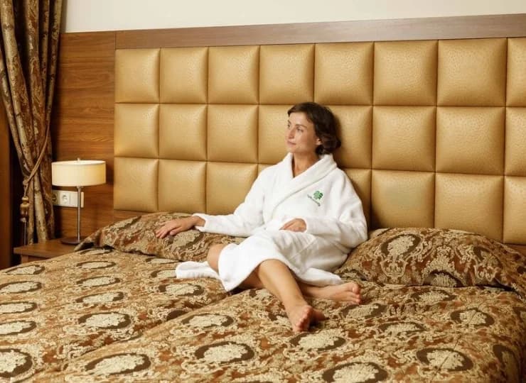Pokoje są wyposażone w TV, Wi-Fi, lodówkę, szlafroki