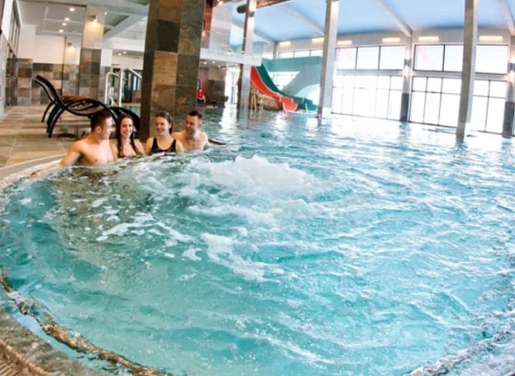 Wewnątrz są nawet zjeżdżalnie