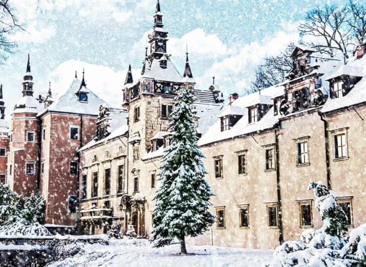 Zamek Kliczków w zimowej szacie hotel prezentuje się po prostu bajkowo