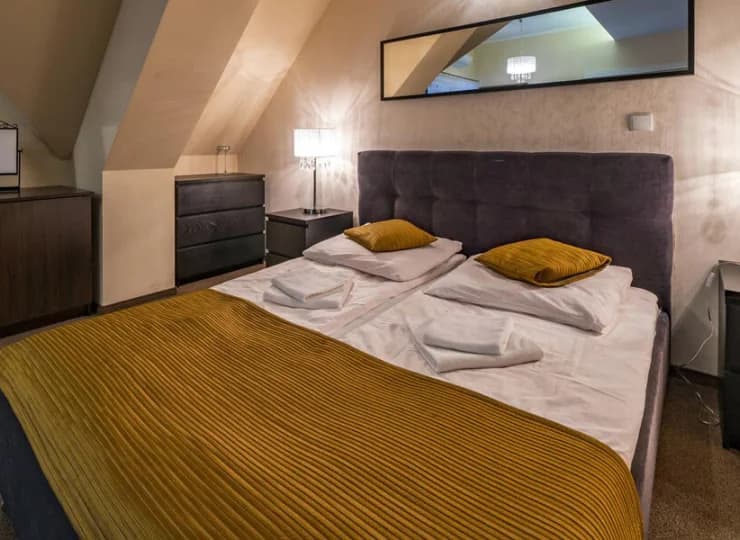 Klimatyzowane pokoje i apartamenty mieszczą się w budynku głównym