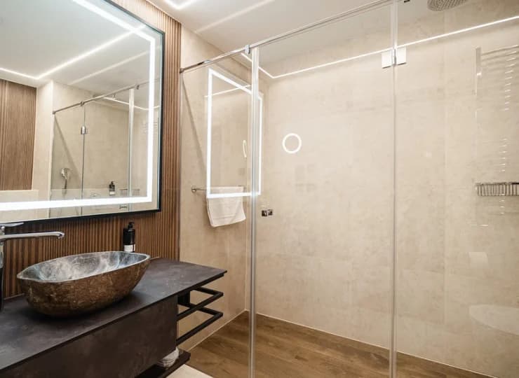 Oprócz jacuzzi jest też łazienka z kabiną prysznicową