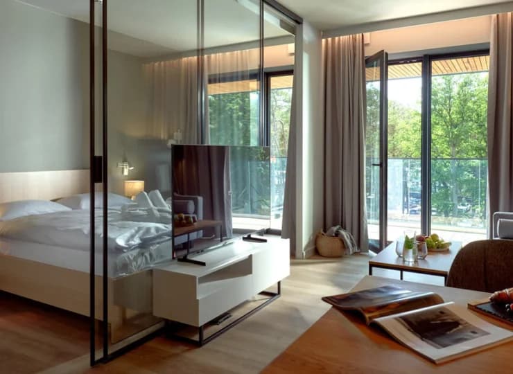 Junior Suite ma wydzieloną część sypialną i rozkładaną kanapę w części dziennej