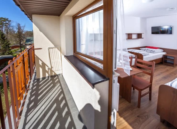 Pokoje są wyposażone w łazienkę i balkon z widokiem na ogród