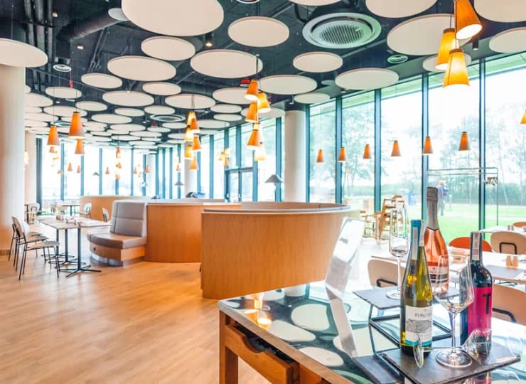 Na terenie kompleksu znajduje się restauracja i kawiarnia