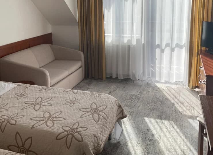 W każdym pokoju jest rozkładana sofa
