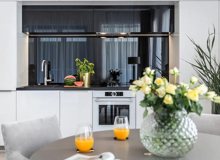 Każdy apartamenty dysponuje aneksem kuchennym