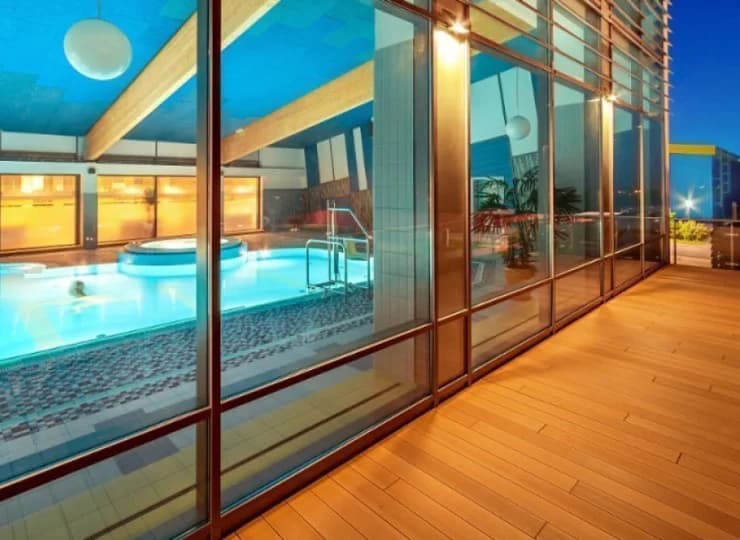 Strefa wellness oferuje kryty basen, jacuzzi, sauny, tężnię solankową