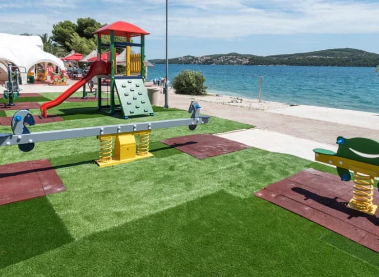 Między ośrodkiem Medena i plażą mieści się plac zabaw i zewnętrzna siłownia