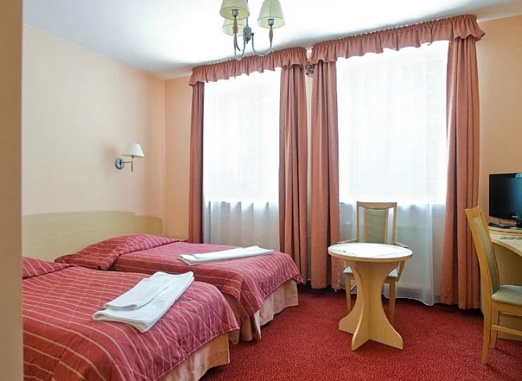 Wyposażenie obejmuje TV, telefon, radio oraz dostęp do Internetu