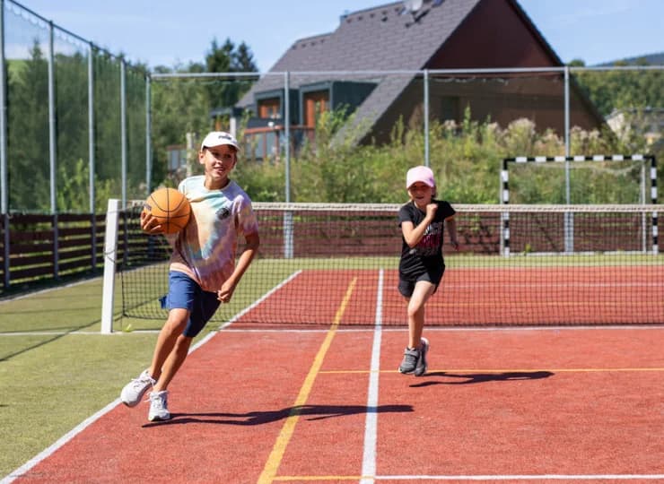 Jest też wielofunkcyjne boisko