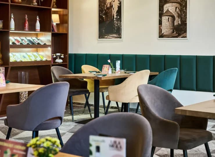 W pogodne dni restauracja wypełniona jest słońcem