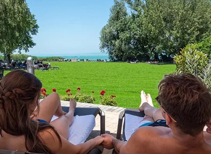 Goście hotelu mogą odpoczywać nad jeziorem Balaton lub na terenie zielonym