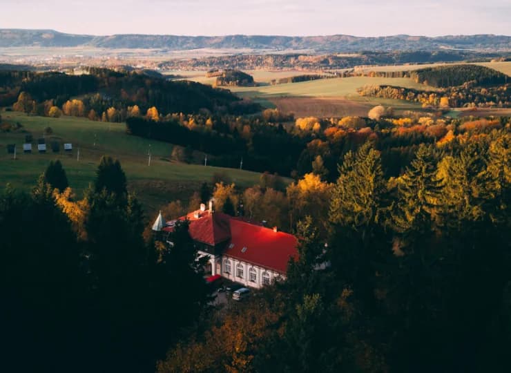 Okolice hotelu oferują piękne widoki na góry oraz kotlinę