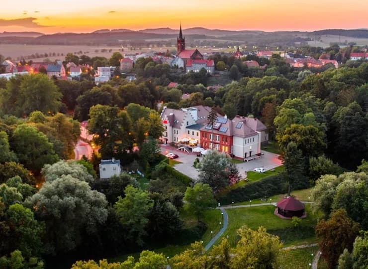 Niemcza to nowoczesny hotel z własną winnicą na Dolnośląskim Szlaku Piwa i Wina