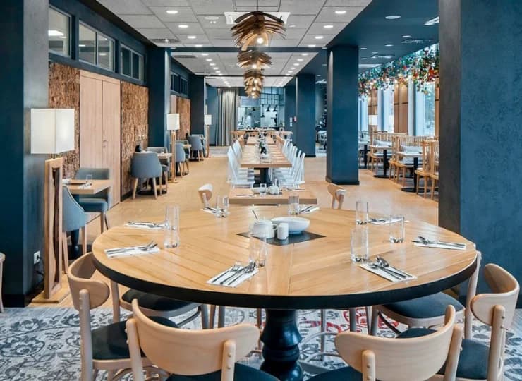 W restauracji są serwowane dania kuchni europejskiej z akcentami regionalnymi