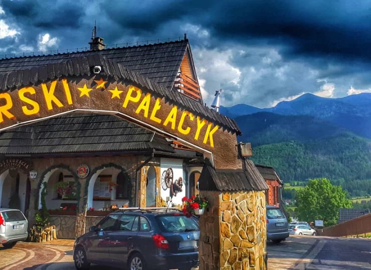Górski Pałacyk jest położony na południowym stoku Gubałówki