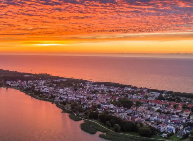Hotel oddalony jest tylko o 1,8 km od pełnego atrakcji centrum Mielna