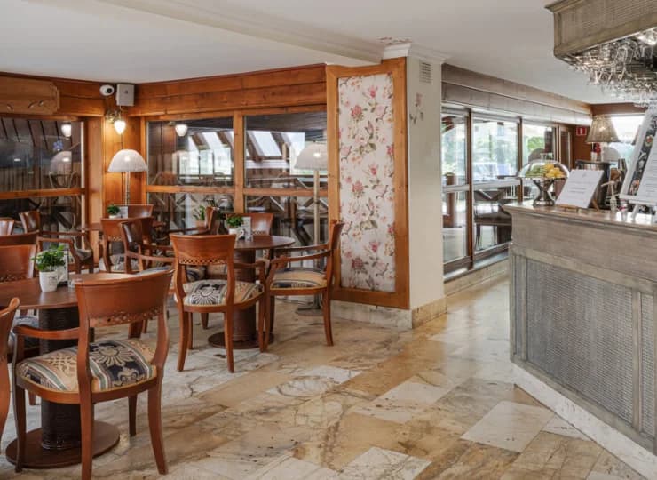 Lobby bar to miejsce spotkań z widokiem na kompleks basenów
