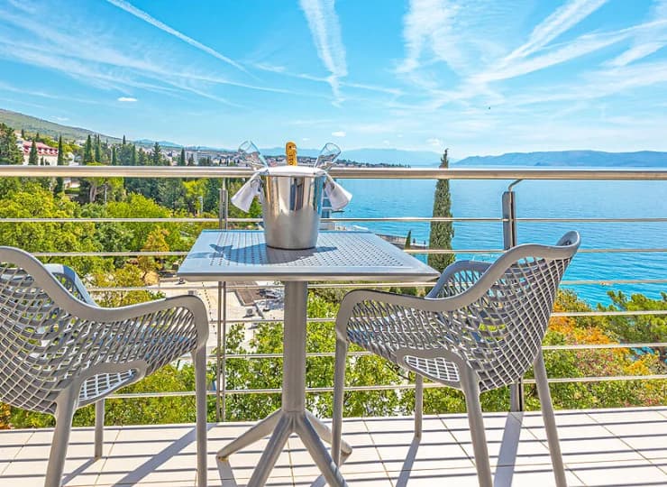 Hotel Marina**** jest wspaniale położony nad brzegiem Adriatyku