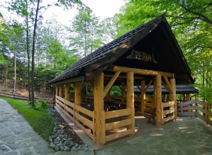Na terenie otaczającym obiekt stoi chata grillowa