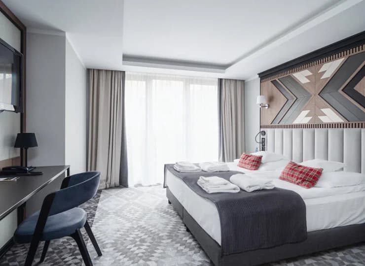 W hotelu przygotowano przestronne pokoje i apartamenty