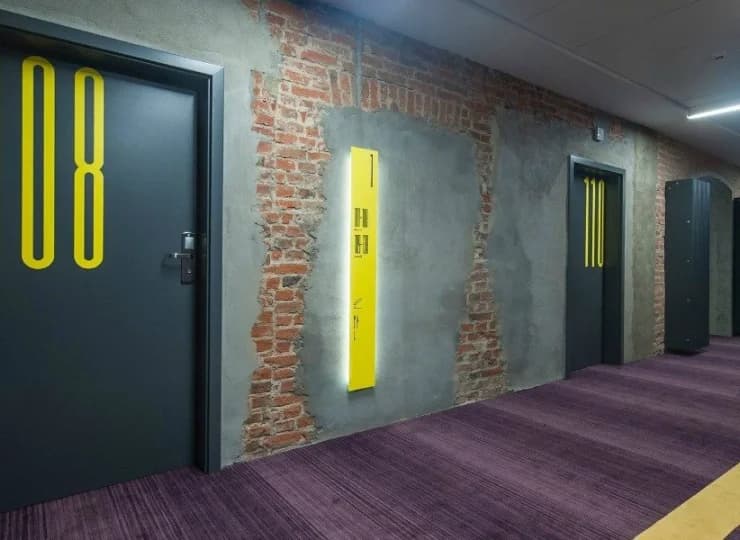 Surowość industrialnej architektury kontrastuje z energetyzującymi akcentami