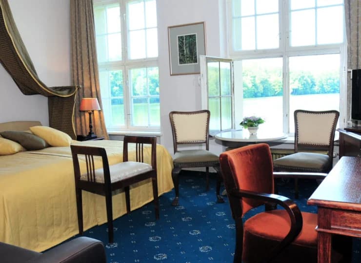 W pokojach jest telewizja satelitarna oraz mini bar