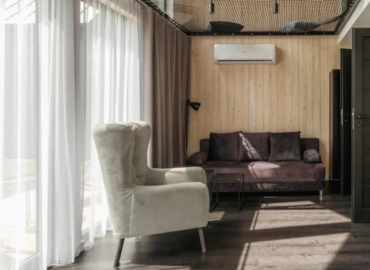 W domku jest przestronny klimatyzowany salon z sofą i odrębna sypialnia