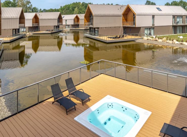Można tutaj zamieszkać w hotelu lub willi z własnym zewnętrznym jacuzzi