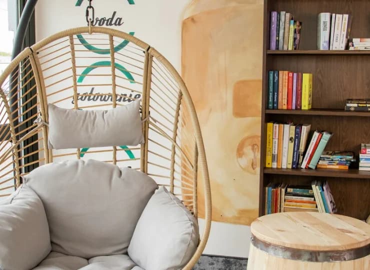 Kameralny kącik z biblioteczką pozwala na chwile wytchnienia
