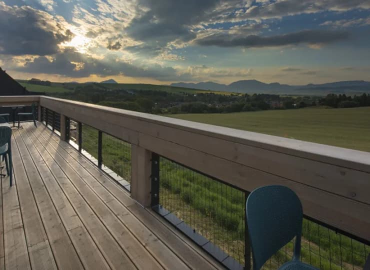 Z tarasu rozpościerają się piękne tatrzańskie panoramy