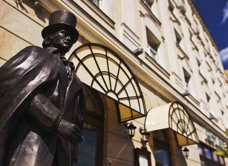 Mieści się w znakomitej lokalizacji w centrum Poznania