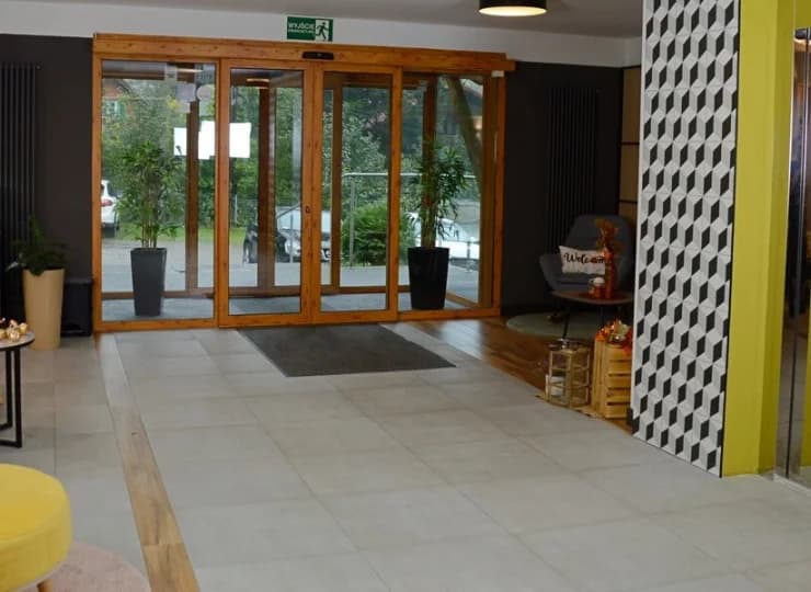 Żółte akcenty wystroju są charakterystyczne dla Stacji